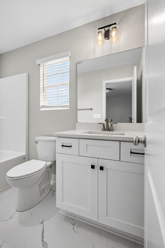 Building Photo - Luxury Townhome