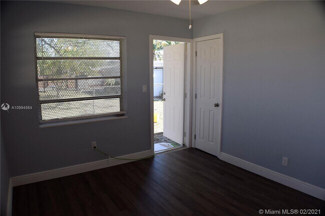 Building Photo - 3070 NW 9th Ave