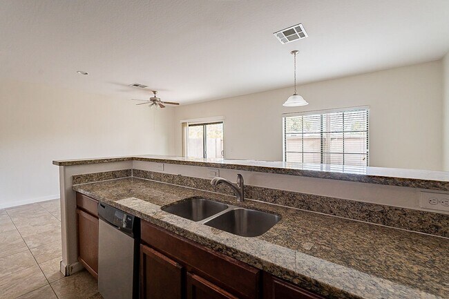 Building Photo - Large 3 bedroom 3 bathroom townhomes