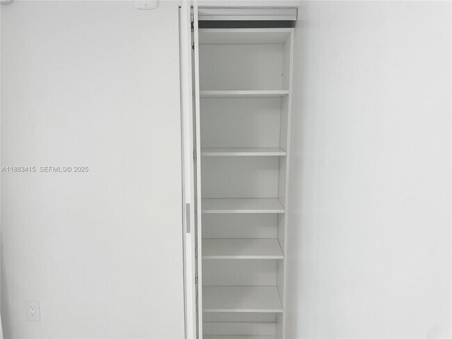 Building Photo - 700 NE 24th St