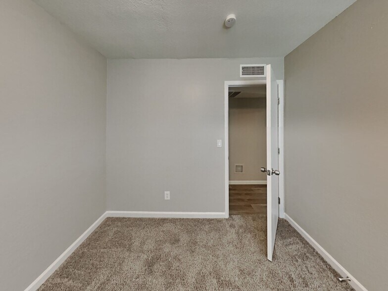 Building Photo - 7303 W Shaw Butte Dr