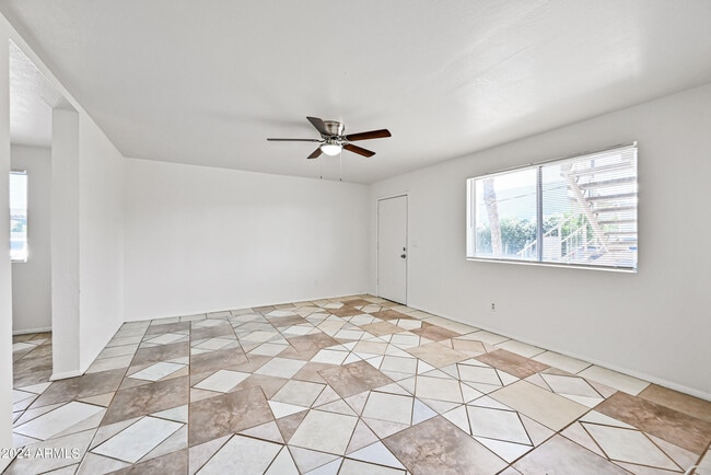 Building Photo - 35 N May