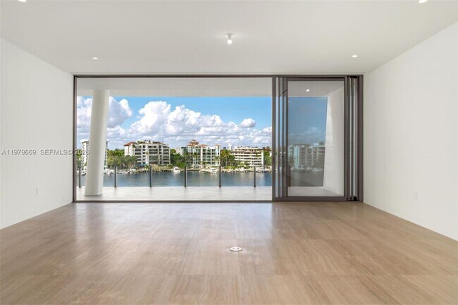 Building Photo - 5 Grove Isle Dr