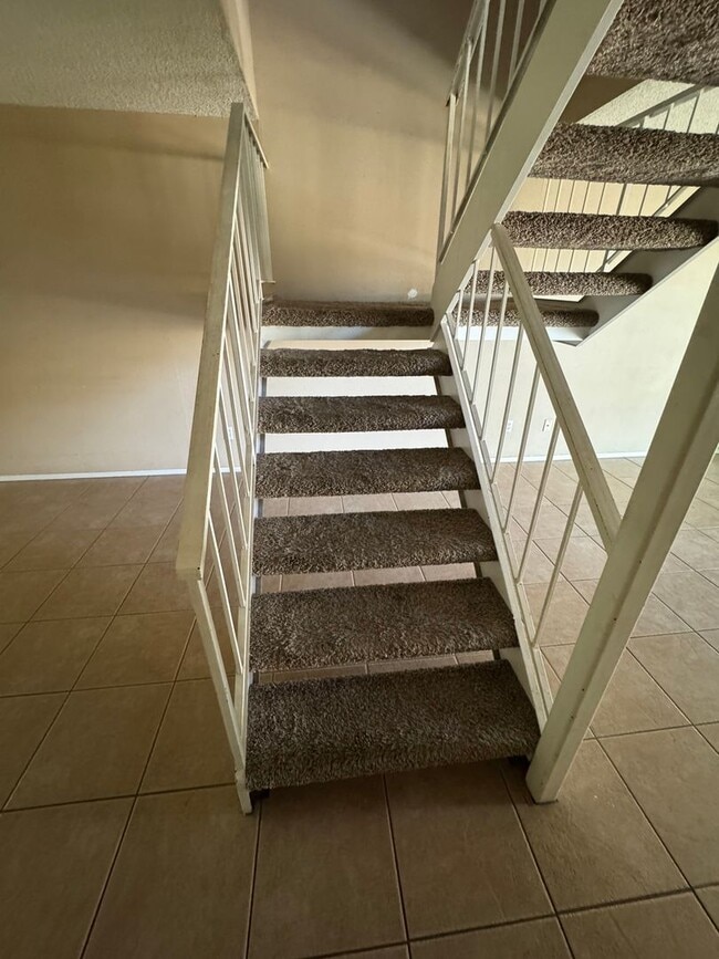 Building Photo - Centrally located 4 bedroom townhome
