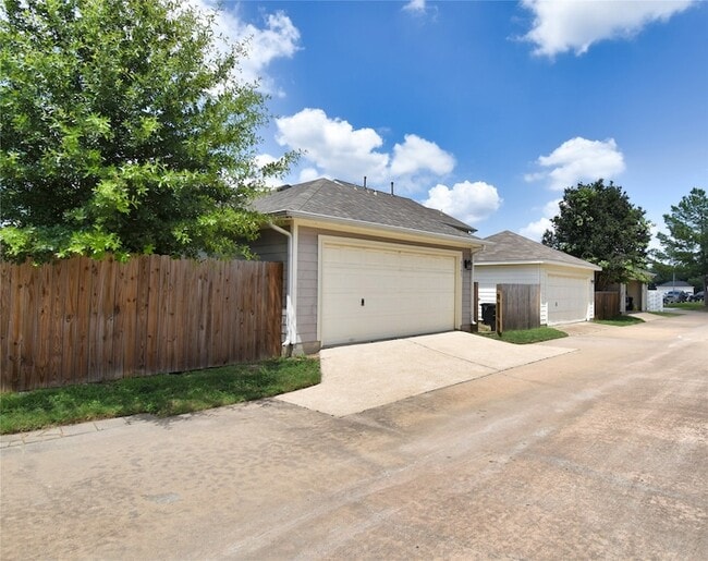 Building Photo - 6145 Settlers Square Ln