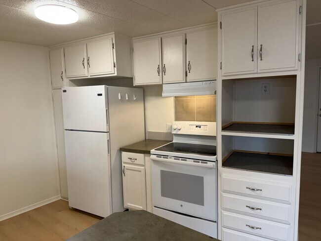 Building Photo - Updated 3 bedroom 2 bathroom house in Springfield!