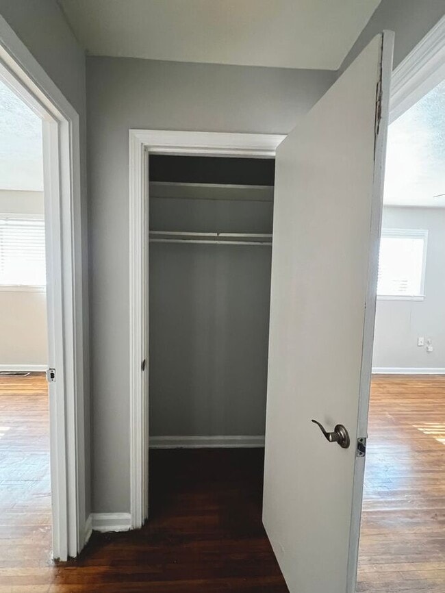 Building Photo - Quiet Midtown Community 2bd/1ba with Fall ...