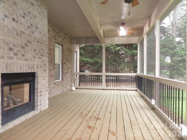 Building Photo - 421 Greenbay Rd