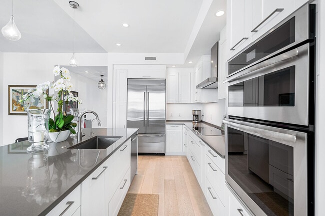 Building Photo - 1155 N Gulfstream Ave