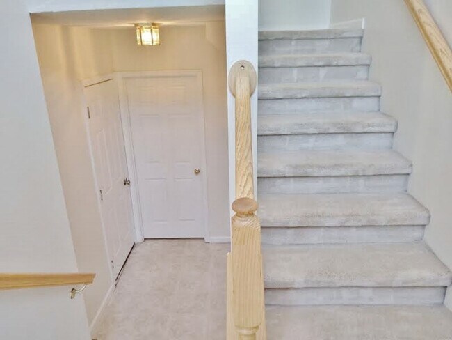 Building Photo - 3 Bed / 2 Bath Single Family Townhome