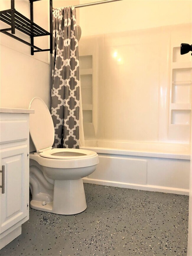 Interior Photo - 3441 Warren