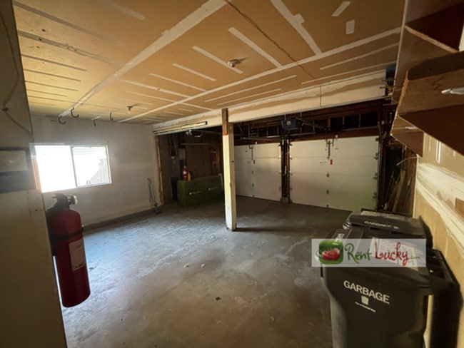 Building Photo - Stunning & Spacious 4 Bedroom Home with 2....