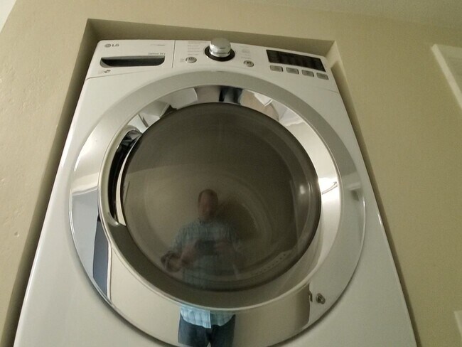 Building Photo - Lovely top floor condo unit; 2 bed/ 2 bath