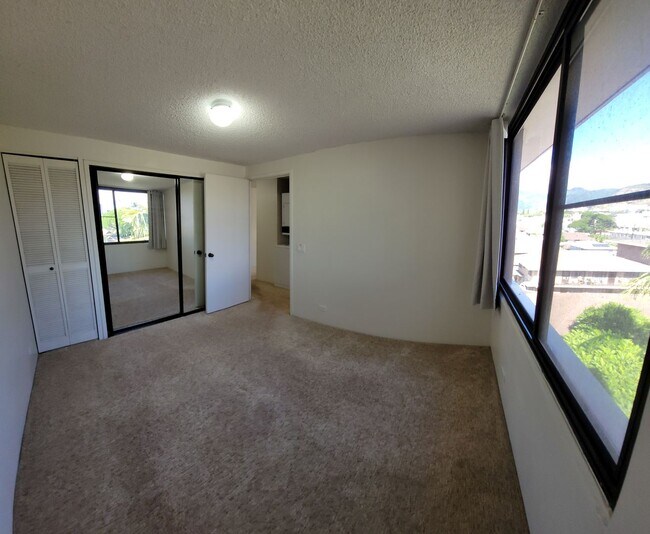 Building Photo - Washer. Dryer. Close to public transportat...