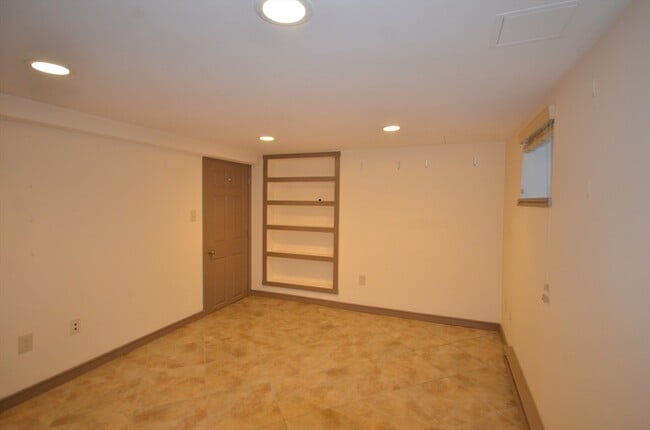 Building Photo - 18 Benton Rd