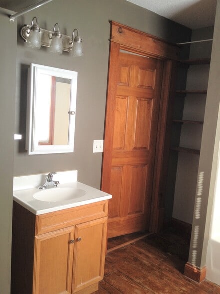 Bathroom - 923 Hillcrest E Dr