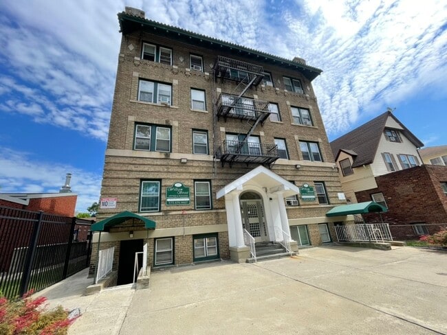 Building Photo - 484 William St