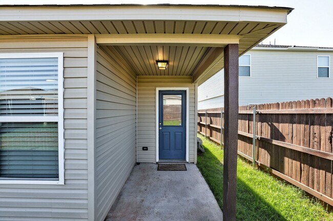 Building Photo - 3 bed 2 bath 2 car garage only two years o...