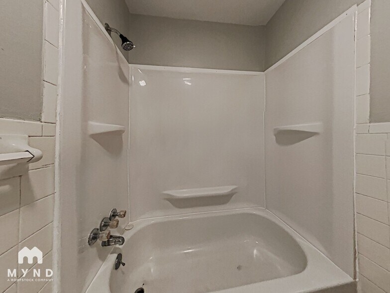 Building Photo - 921 27th Ave N