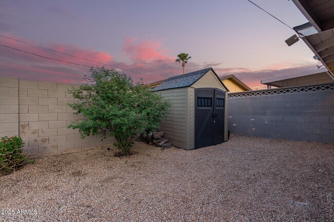 Building Photo - 1422 W Orange Dr