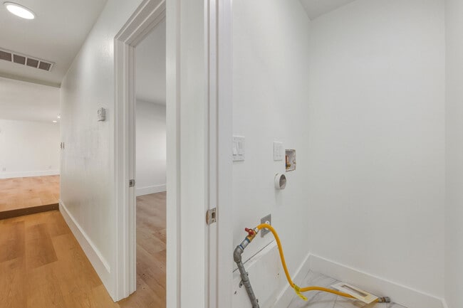 Building Photo - 1671 Mono Ave