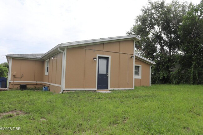 Building Photo - 228 E Holly Dr