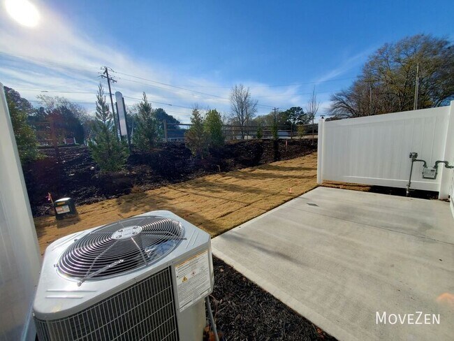 Building Photo - 208 Lograto Ln