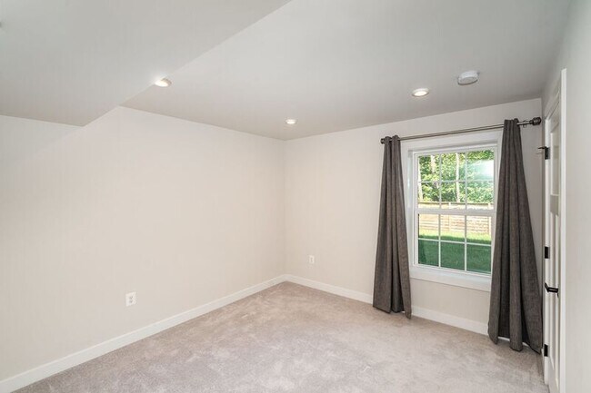 Building Photo - 1216 City View Ln