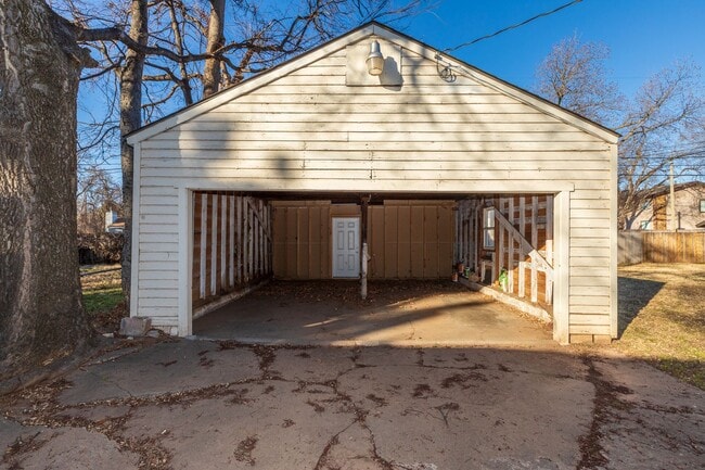 Building Photo - Beautiful Brookside duplex unit - NO PETS
