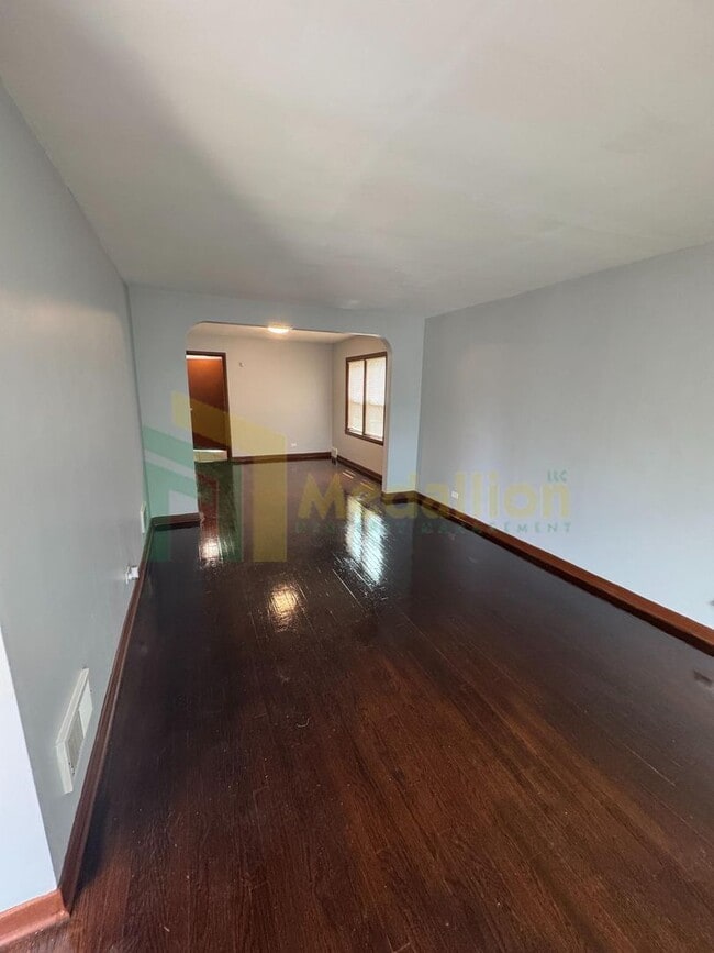 Building Photo - Brick Bungalow 4 bed 2 bath + Bonus area i...