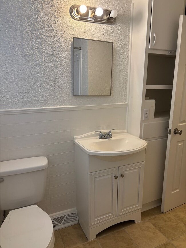 Building Photo - 3 BEDROOM, 1 BATH, 900 SQ FT, GAS HEAT, WINDOW AC