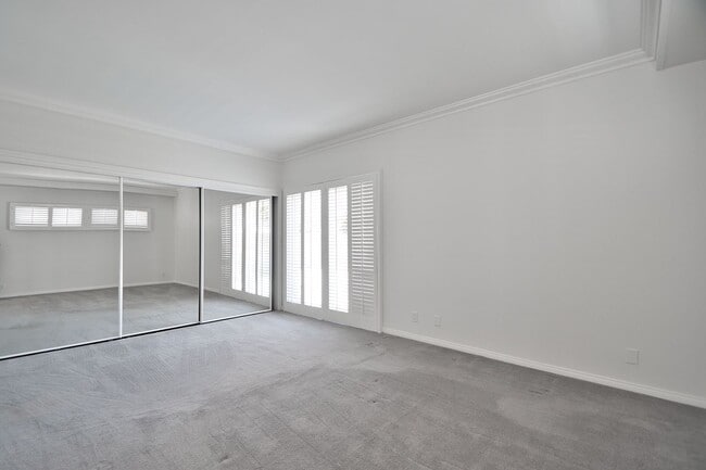 Building Photo - 4 Bed 2.5 Bath Home in Hermosa Beach For L...