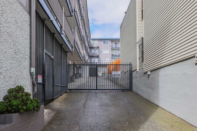 Building Photo - 4096 17th St