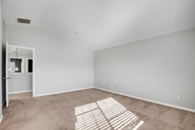 Building Photo - Awesome 3 Bedroom, 2 Story Home in North L...