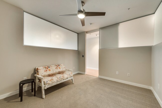 Building Photo - Stunning 2/2 Condo in Oak Lawn!