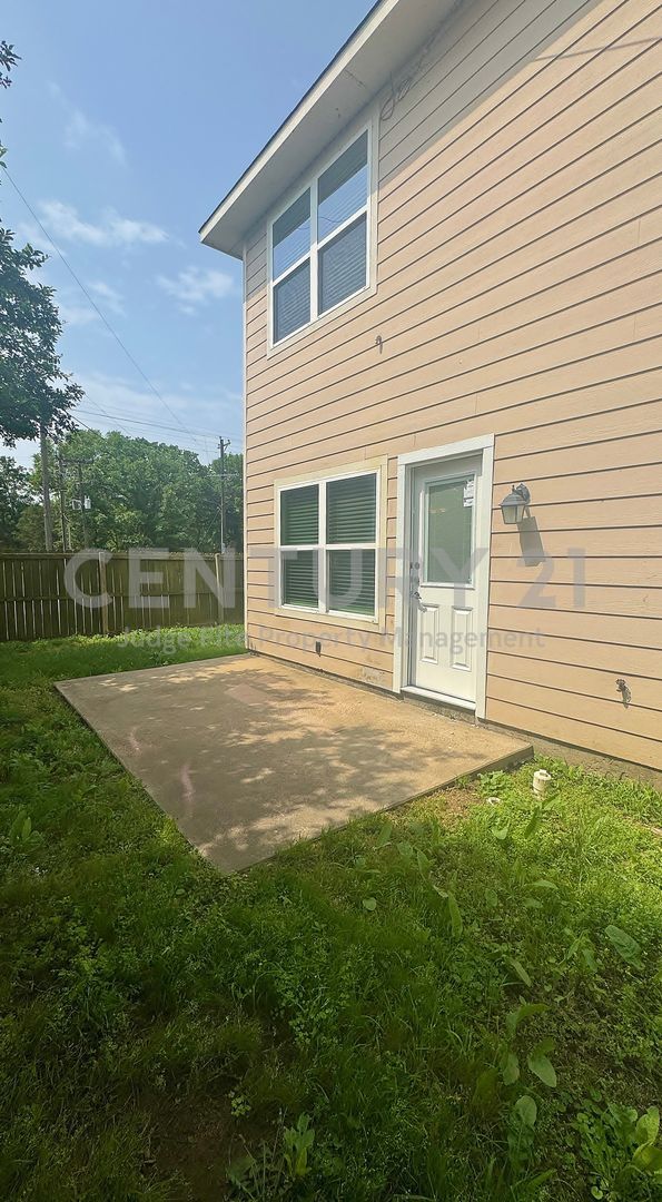Building Photo - Charming, 2-Story 3/2.5/1 Duplex Ready For Move-In!