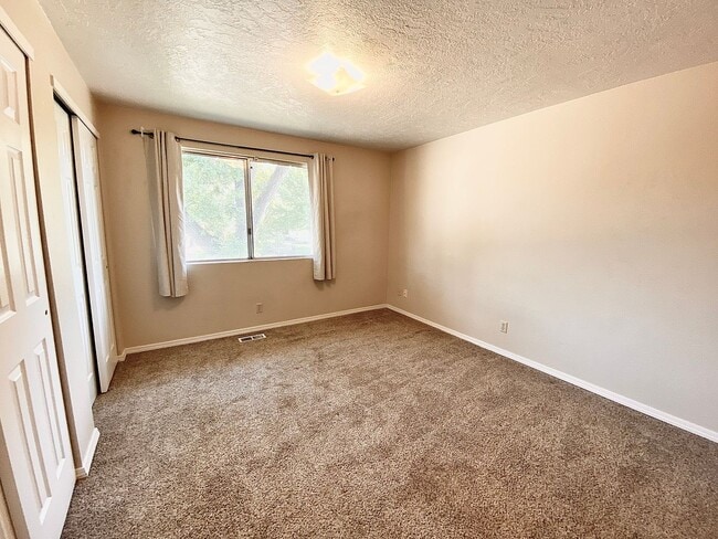 Building Photo - 2 Bedroom 1 Bath Units