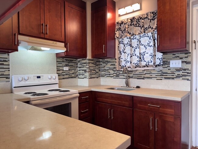 Building Photo - 2 Bed/2 Bath/W Den/1 parking - Near to Kap...