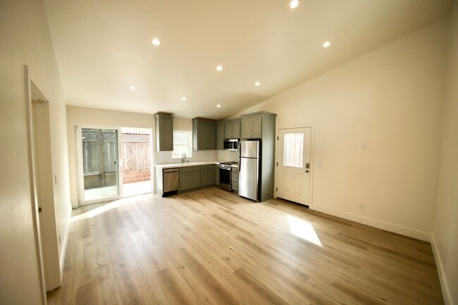 Building Photo - New Willow Glen Dream Back Cottage