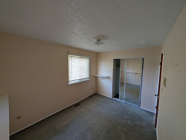 Building Photo - 15650 E Hamilton Pl