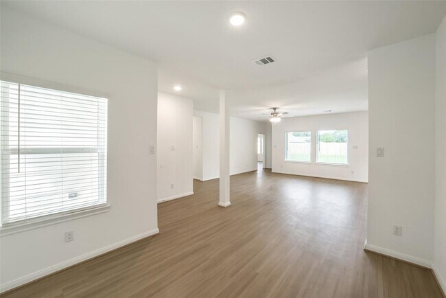 Building Photo - 11615 Moltere Dr