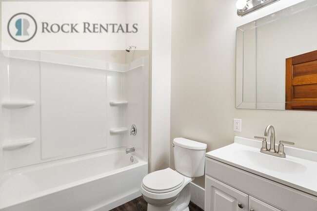 Building Photo - Recently Remodeled 3 Bed 1 Bath House