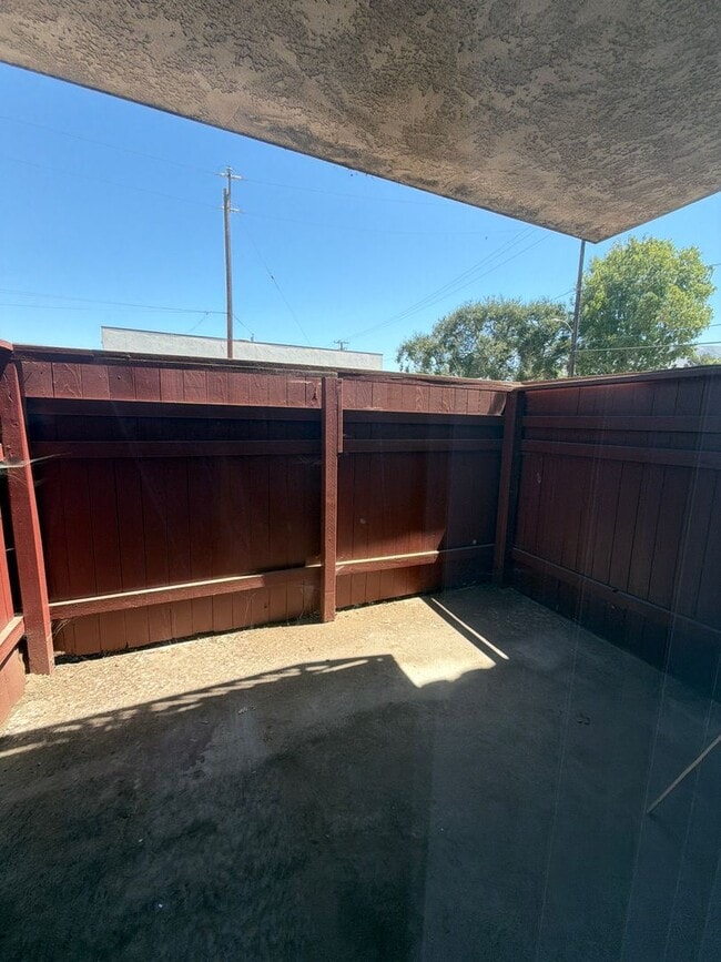 Building Photo - 1125 E Ventura St