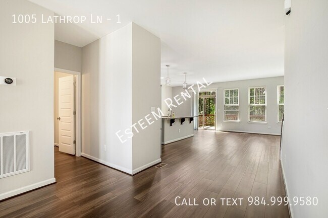 Building Photo - 1005 Lathrop Ln