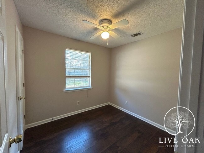 Building Photo - MOVE IN SPECIAL: $500 OFF 1ST MONTH'S RENT!**