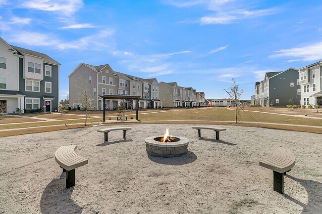 Building Photo - Fully Furnished 3 Bedroom, 2.5 Bathroom Ho...