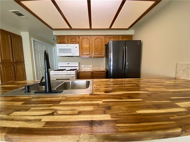 Building Photo - 313 Beethoven St