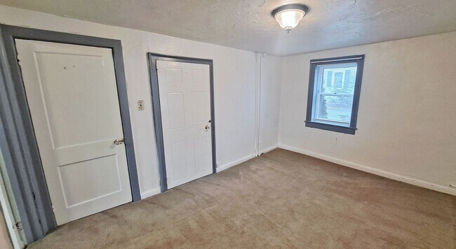 Building Photo - 104 W King St