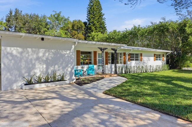 Building Photo - Retro Pool home close to downtown Naples