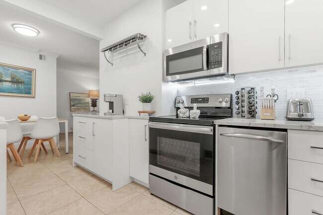 Building Photo - 2424 SE 17th St